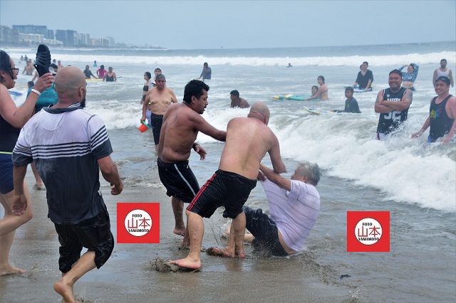 Mar de fondo provoca batalla campal entre turistas en Acapulco.  