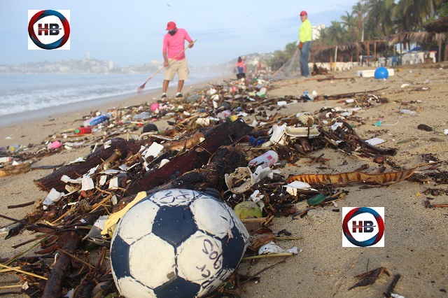 Primera lluvia arrastra toneladas de basura a playas de Acapulco.