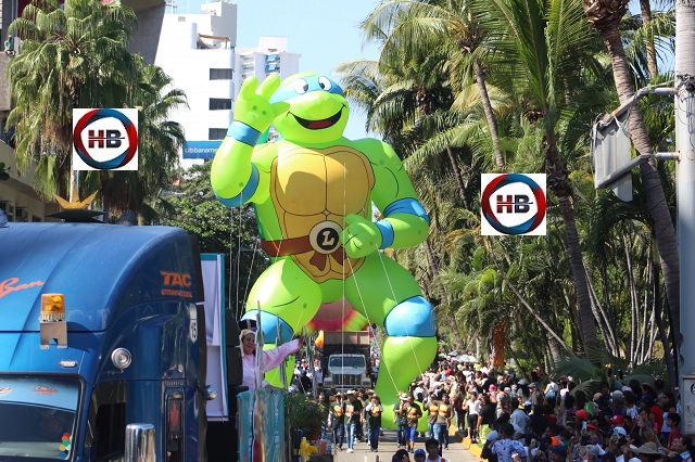 Gigantes de colores marchan en Acapulco por día de reyes.