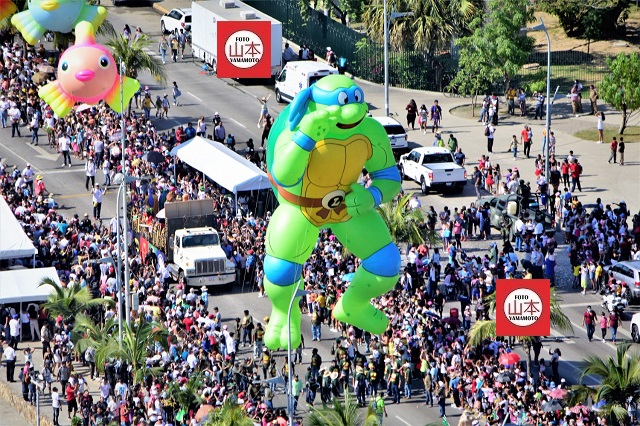 Casi 200 mil personas asisten a desfile de globos gigantes en Acapulco.