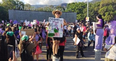 Mujeres marchan en Acapulco para exigir alto a violencia machista.