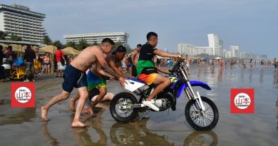 Motociclistas invaden playa del príncipe en Acapulco y hacen lo que quieren.