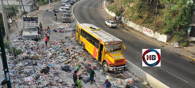 Habitantes de Los Lirios bloquean con basura para exigir limpieza.