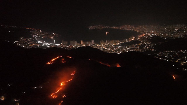 Brigadistas luchan en Acapulco contra nuevos incendios en El Veladero.