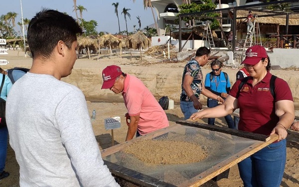 Continúa limpieza de arena en playas de Acapulco tras paso de Otis.